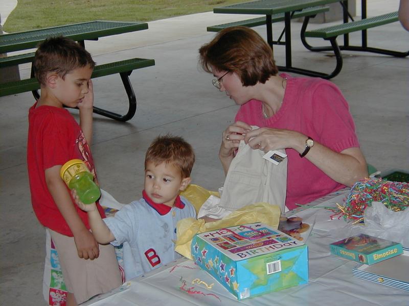 camera/2000/05(May)/05_27_Joels_Birthday_Party/800x600_Joels_Bday-38.JPG