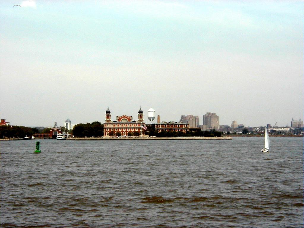 camera/2000/06(June)/06_22-06_25_NY_Trip/1024x768_EllisIsland.JPG