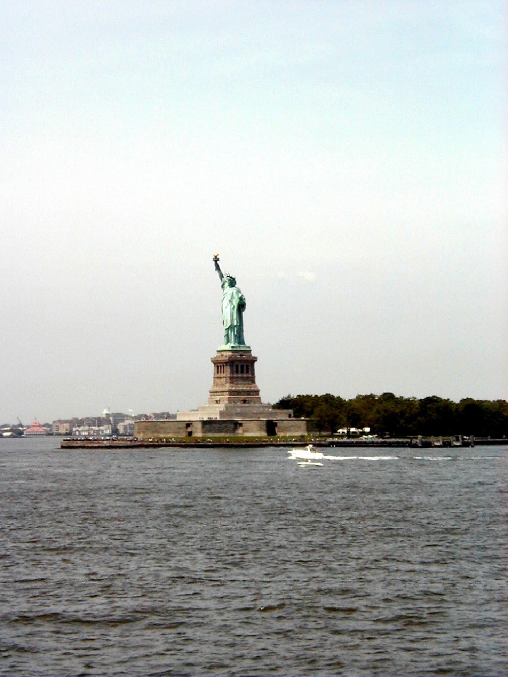 camera/2000/06(June)/06_22-06_25_NY_Trip/1024x768_StatueOfLiberty-3.JPG