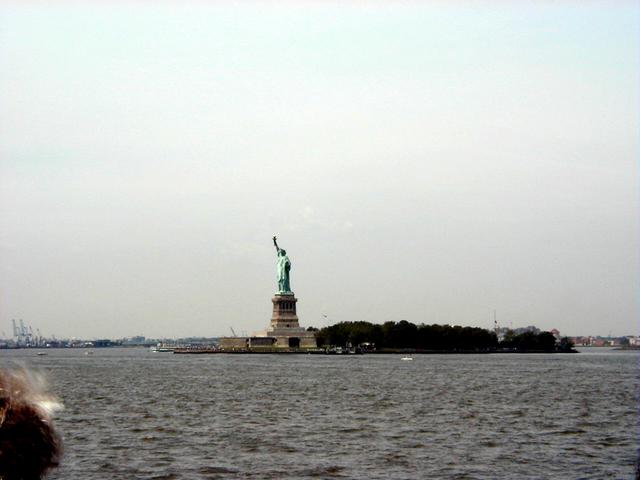 camera/2000/06(June)/06_22-06_25_NY_Trip/640x480_StatueOfLiberty-1.JPG