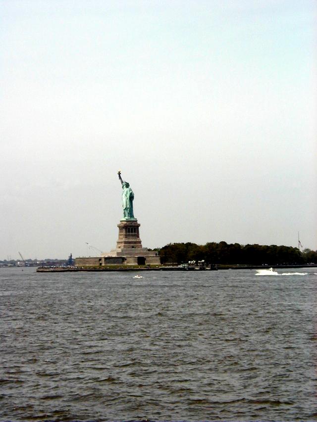camera/2000/06(June)/06_22-06_25_NY_Trip/640x480_StatueOfLiberty-2.JPG