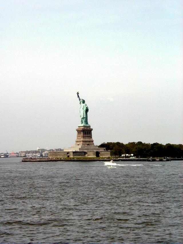 camera/2000/06(June)/06_22-06_25_NY_Trip/640x480_StatueOfLiberty-3.JPG