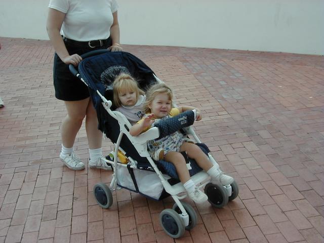 camera/2000/09(September)/09_23_Fiesta_Texas/P9230001.JPG
