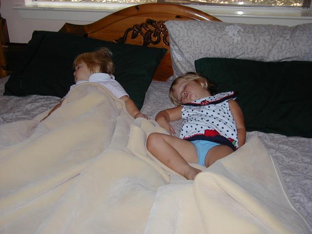 camera/2000/09(September)/Miscellaneous/640x480_Sleeping_Girls-2.JPG