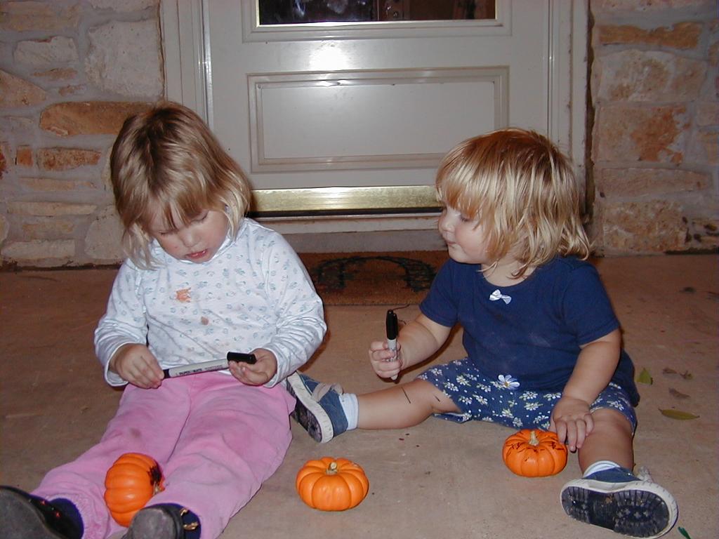camera/2000/10(October)/10_15_Carving_Pumpkins/Carving-01.JPG