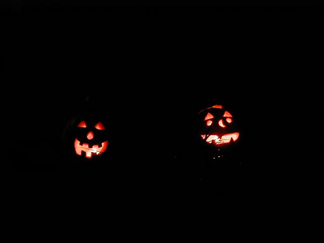 camera/2000/10(October)/10_15_Carving_Pumpkins/640x480_Jack-o-lanterns-3.JPG