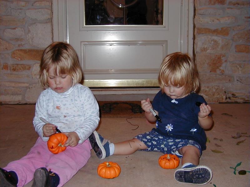 camera/2000/10(October)/10_15_Carving_Pumpkins/800x600_Carving-02.JPG