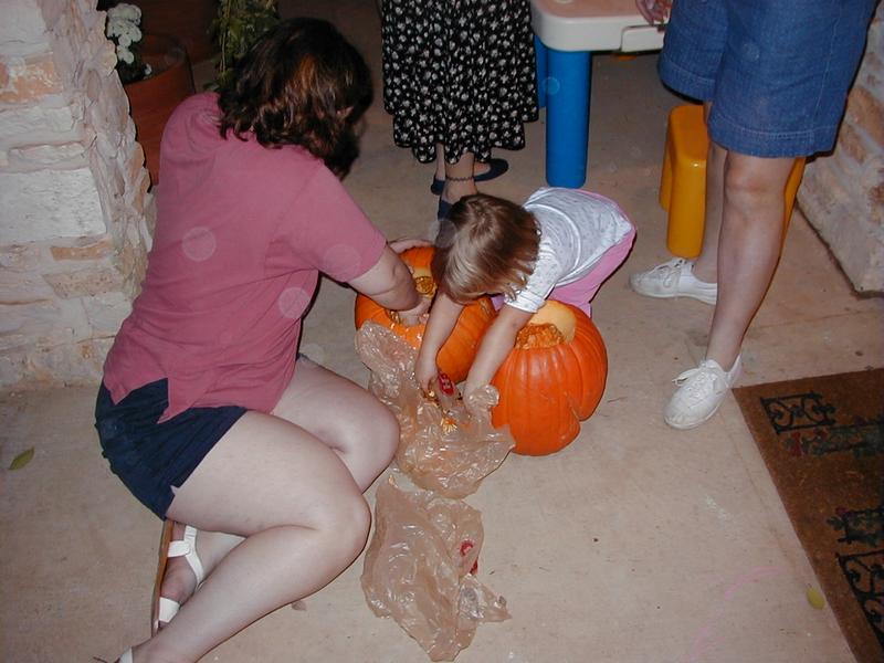 camera/2000/10(October)/10_15_Carving_Pumpkins/800x600_Carving-06.JPG