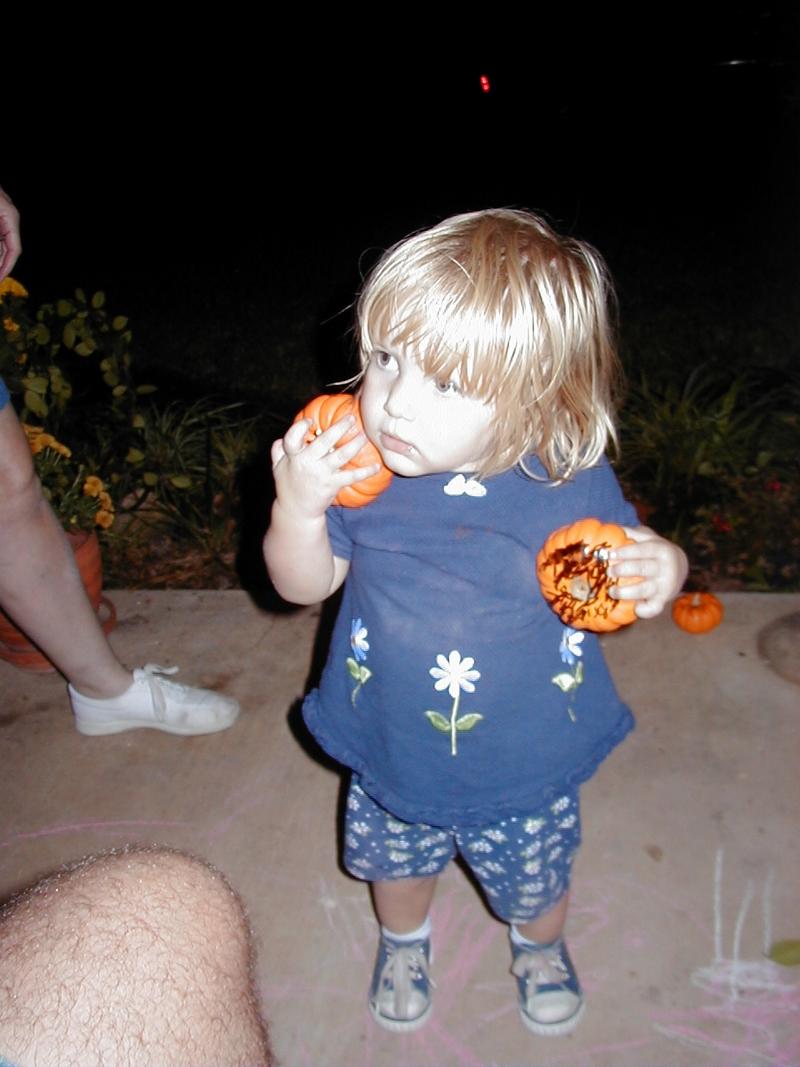 camera/2000/10(October)/10_15_Carving_Pumpkins/800x600_Carving-11.JPG