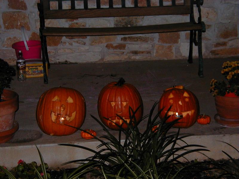 camera/2000/10(October)/10_15_Carving_Pumpkins/800x600_Jack-o-lanterns-6.JPG