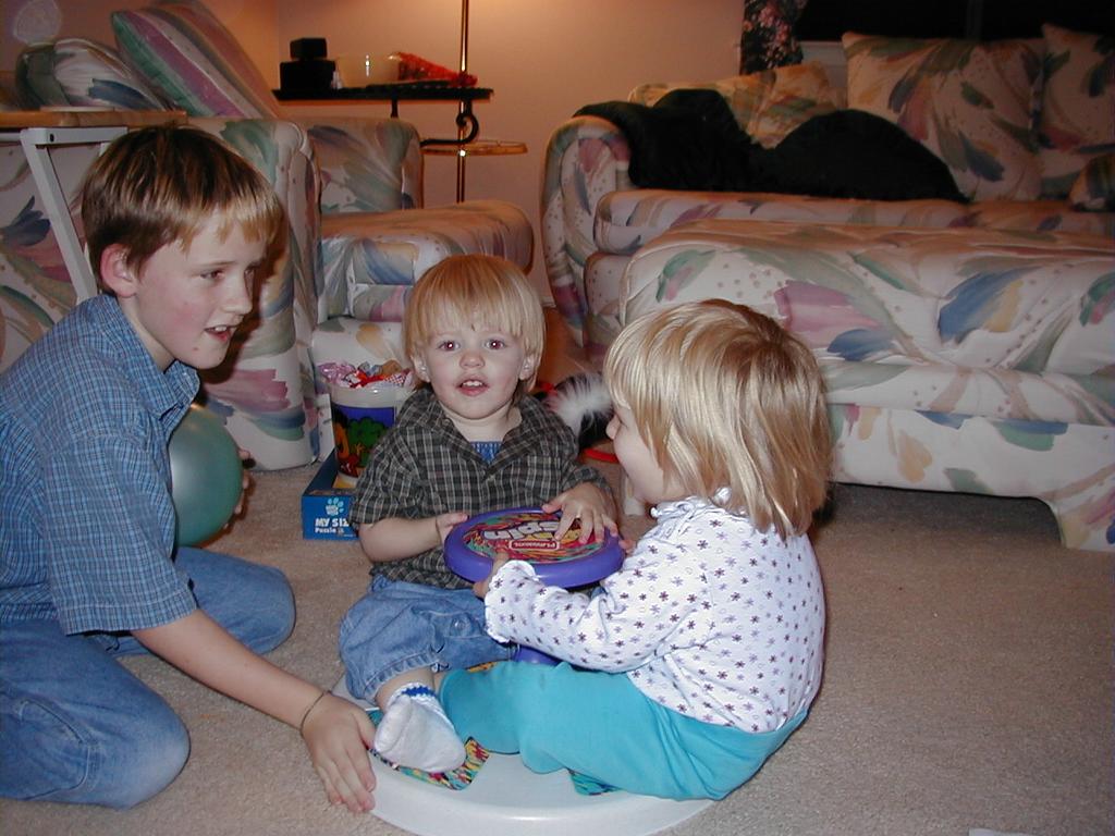 camera/2000/11(November)/11_25_Christopher_and_Noah_visit/1024x768_PB250005.JPG