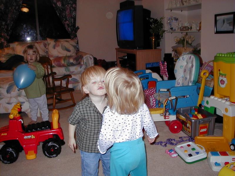camera/2000/11(November)/11_25_Christopher_and_Noah_visit/800x600_PB250008.JPG