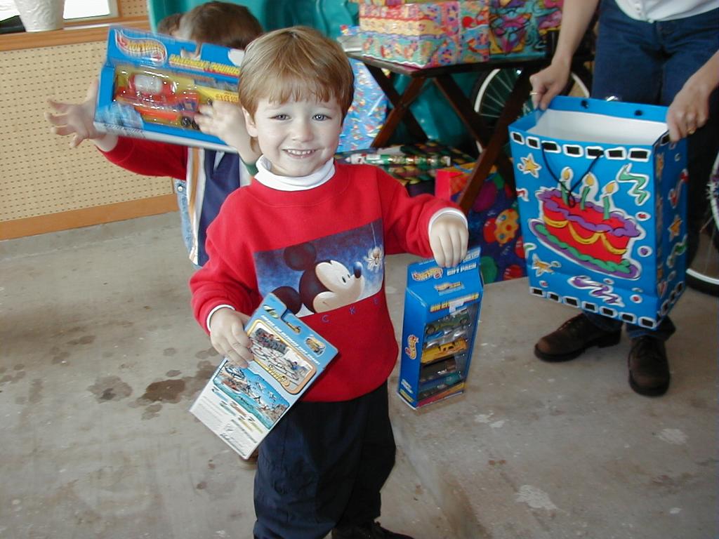 camera/2000/12(December)/12_02_Aaron_3rd_Birthday_Party/1024x768_PC020021.JPG