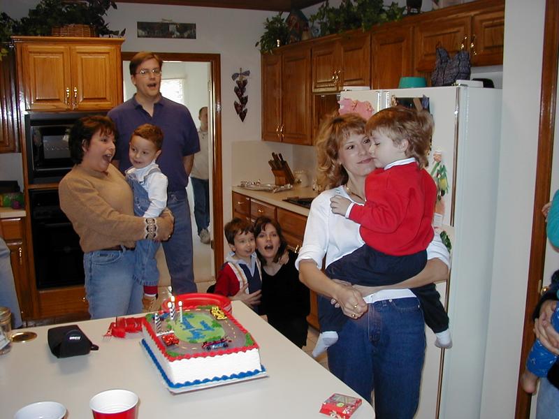 camera/2000/12(December)/12_02_Aaron_3rd_Birthday_Party/800x600_PC020017.JPG