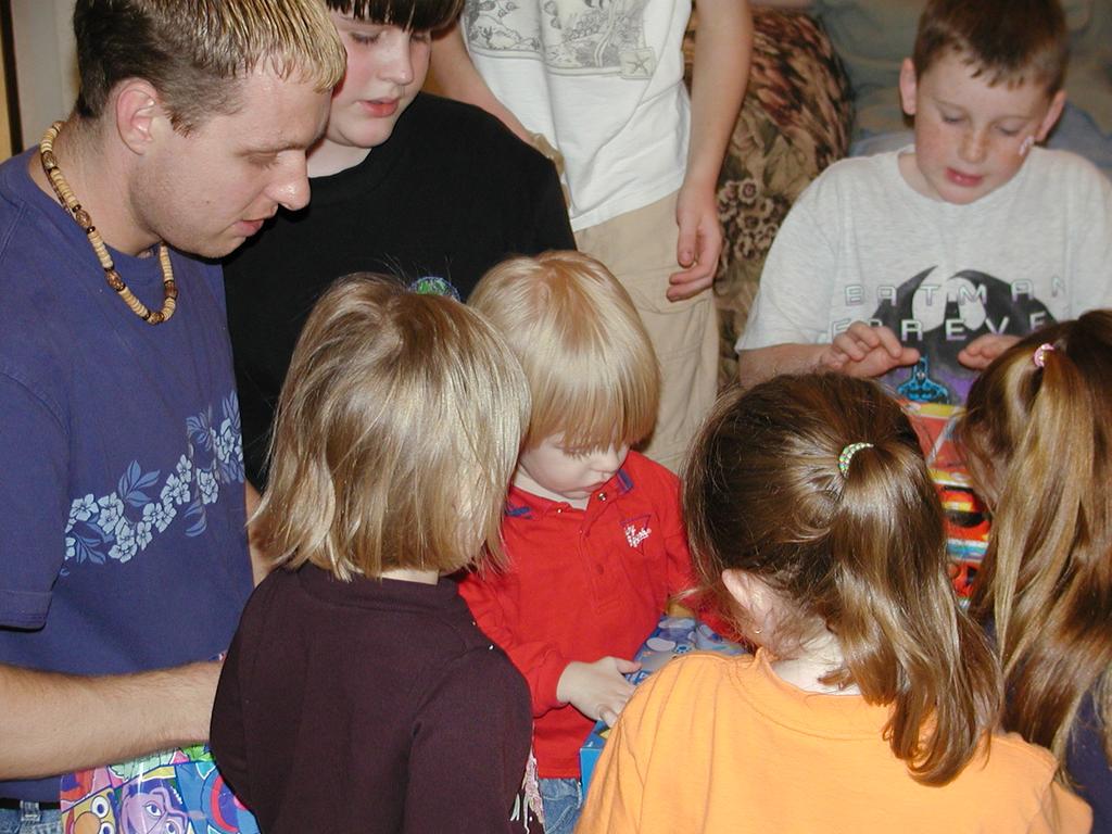 camera/2000/12(December)/12_09_Noah's_2nd_Birthday_Party/1024x768_PC090071.JPG