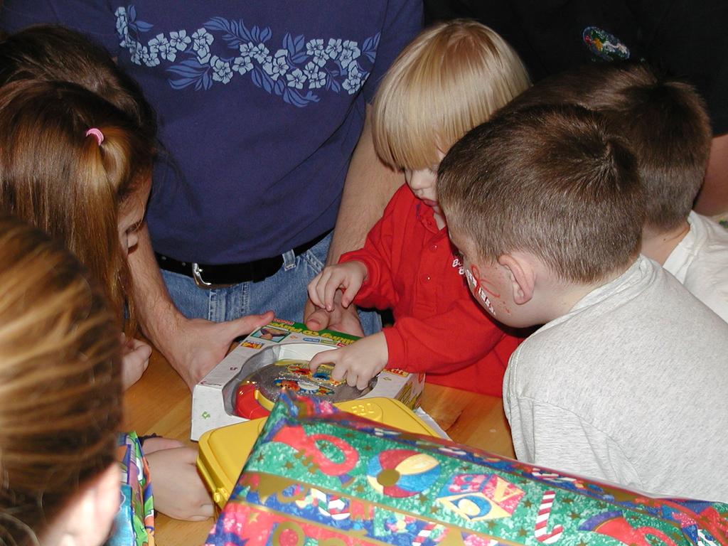 camera/2000/12(December)/12_09_Noah's_2nd_Birthday_Party/1024x768_PC090078.JPG