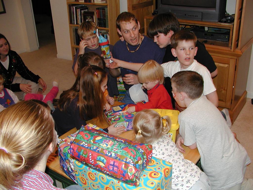 camera/2000/12(December)/12_09_Noah's_2nd_Birthday_Party/1024x768_PC090082.JPG