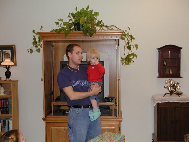 camera/2000/12(December)/12_09_Noah's_2nd_Birthday_Party/640x480_PC090060.JPG