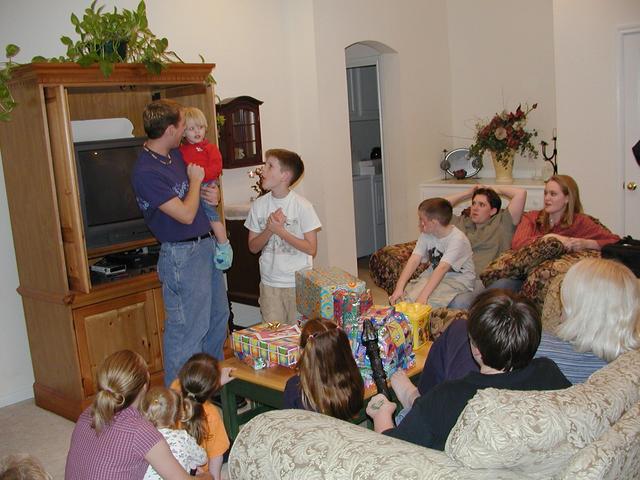 camera/2000/12(December)/12_09_Noah's_2nd_Birthday_Party/640x480_PC090065.JPG