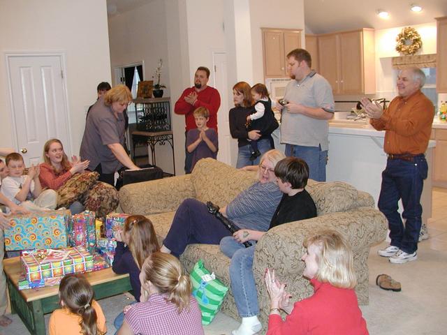 camera/2000/12(December)/12_09_Noah's_2nd_Birthday_Party/640x480_PC090066.JPG