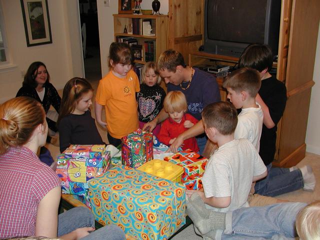 camera/2000/12(December)/12_09_Noah's_2nd_Birthday_Party/640x480_PC090074.JPG