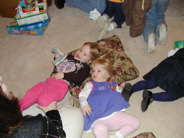 camera/2000/12(December)/12_09_Noah's_2nd_Birthday_Party/640x480_PC090083.JPG
