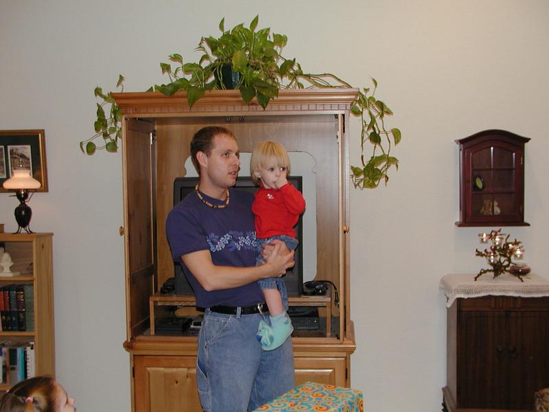camera/2000/12(December)/12_09_Noah's_2nd_Birthday_Party/800x600_PC090060.JPG