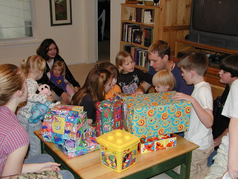 camera/2000/12(December)/12_09_Noah's_2nd_Birthday_Party/800x600_PC090068.JPG
