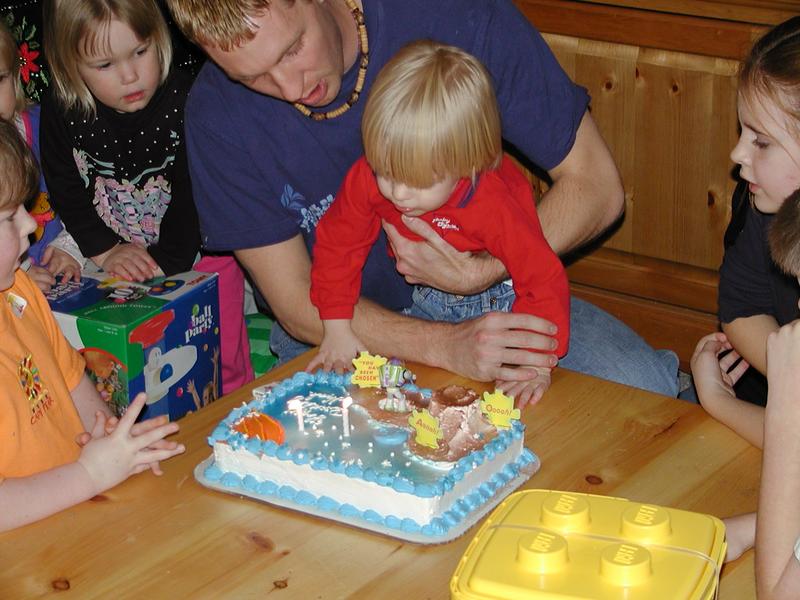 camera/2000/12(December)/12_09_Noah's_2nd_Birthday_Party/800x600_PC090088.JPG