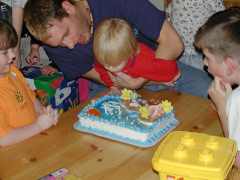 camera/2000/12(December)/12_09_Noah's_2nd_Birthday_Party/800x600_PC090089.JPG