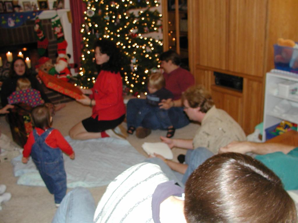 camera/2000/12(December)/12_10_Friends_Christmas_Exchange/1024x768_PC100073.JPG