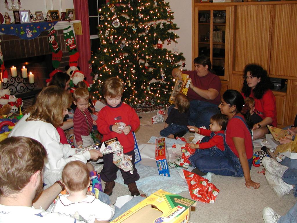 camera/2000/12(December)/12_10_Friends_Christmas_Exchange/1024x768_PC100084.JPG