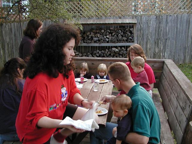 camera/2000/12(December)/12_10_Friends_Christmas_Exchange/640x480_PC100056.JPG