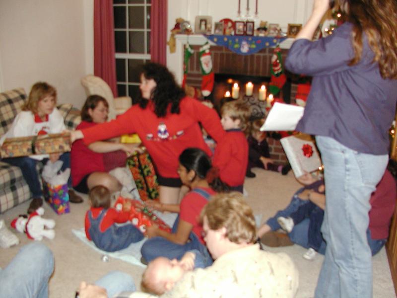 camera/2000/12(December)/12_10_Friends_Christmas_Exchange/800x600_PC100074.JPG