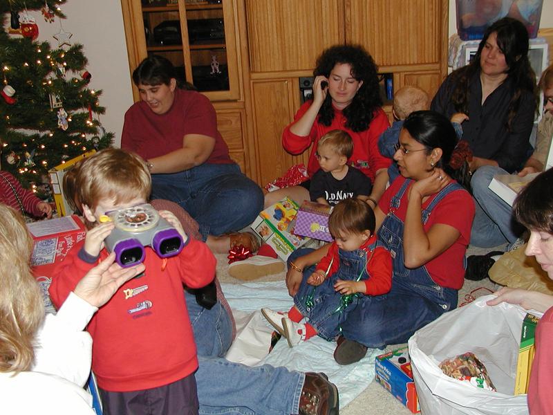 camera/2000/12(December)/12_10_Friends_Christmas_Exchange/800x600_PC100089.JPG