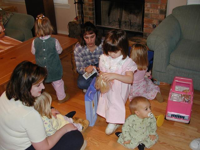 camera/2000/12(December)/12_16_Victoria's_3rd_Birthday_Party/640x480_PC160015.JPG