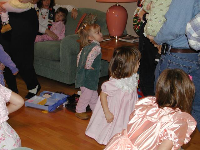 camera/2000/12(December)/12_16_Victoria's_3rd_Birthday_Party/640x480_PC160036.JPG