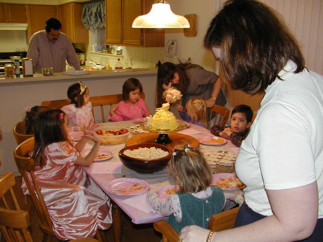 camera/2000/12(December)/12_16_Victoria's_3rd_Birthday_Party/640x480_PC160049.JPG