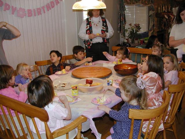camera/2000/12(December)/12_16_Victoria's_3rd_Birthday_Party/640x480_PC160056.JPG