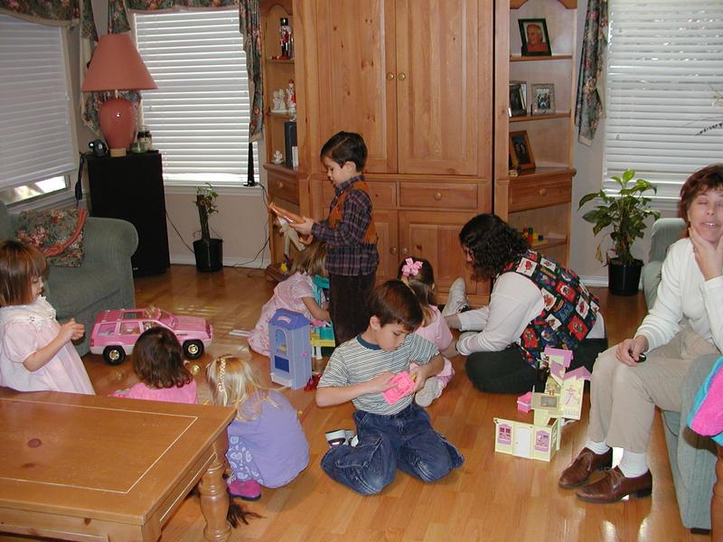 camera/2000/12(December)/12_16_Victoria's_3rd_Birthday_Party/800x600_PC160018.JPG