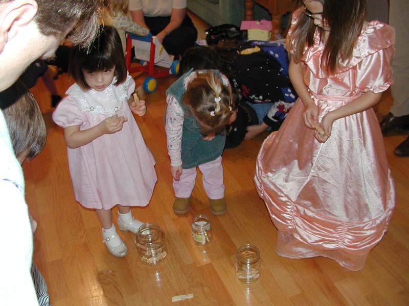 camera/2000/12(December)/12_16_Victoria's_3rd_Birthday_Party/800x600_PC160048.JPG