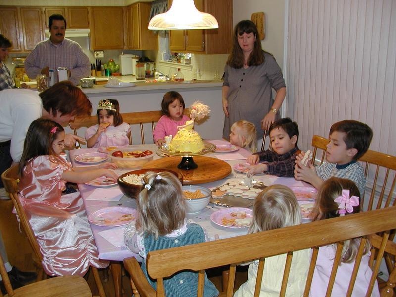 camera/2000/12(December)/12_16_Victoria's_3rd_Birthday_Party/800x600_PC160050.JPG