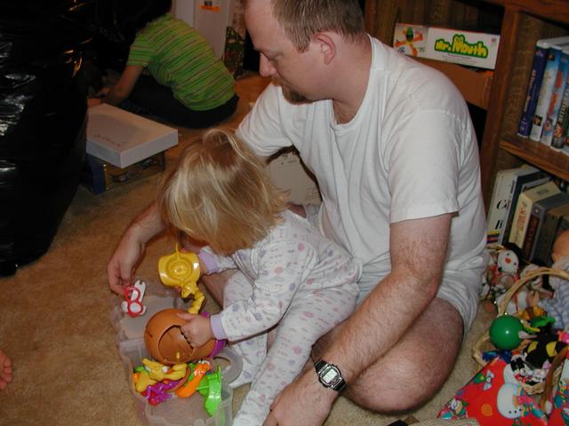 camera/2000/12(December)/12_25_Christmas_Morning/640x480_PC250037.JPG