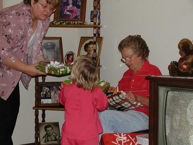 camera/2000/12(December)/12_25_Christmas_with_GreatGrandparents/PC250046.JPG
