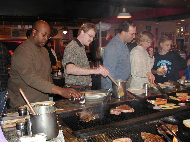 camera/2001/01(January)/01_27_College_Dinner/640x480_P1270054.JPG