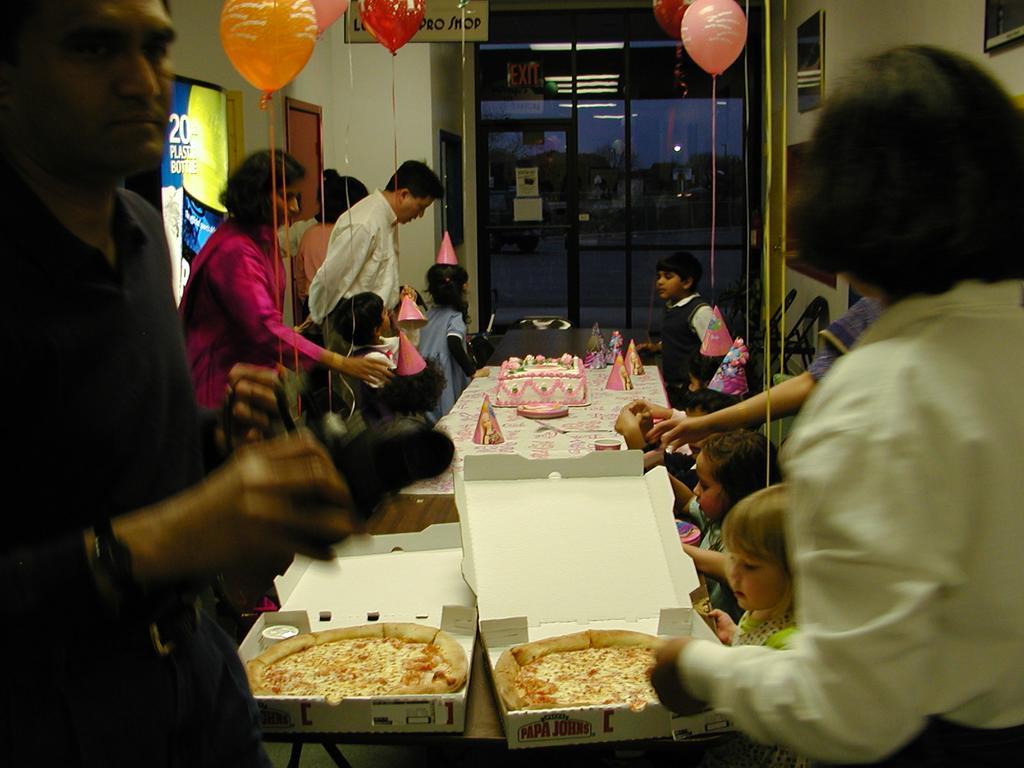 camera/2001/03(March)/03_10_Pooja's_Birthday_Party/1024x768_P3100063.JPG