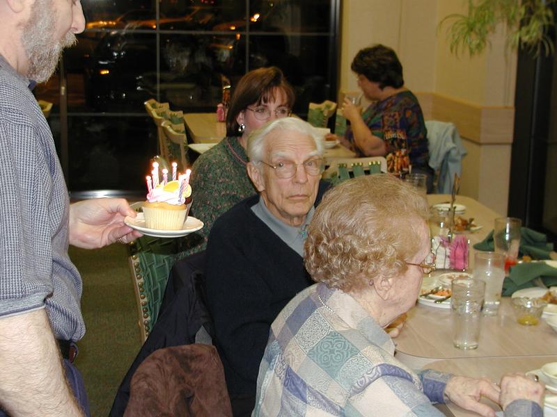 camera/2001/03(March)/03_30_Grandpa's_Birthday_Dinner/800x600_P3300014.JPG
