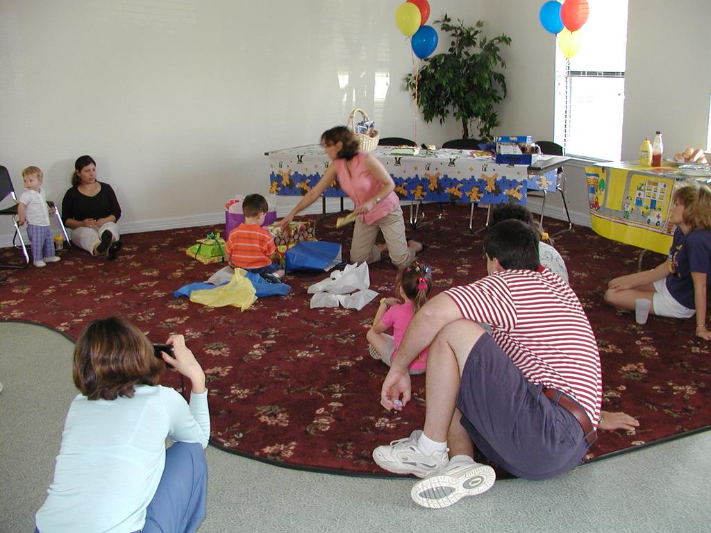 camera/2001/04(April)/04_08_Drew's_4th_Birthday_Party/1024x768_P4080091.JPG