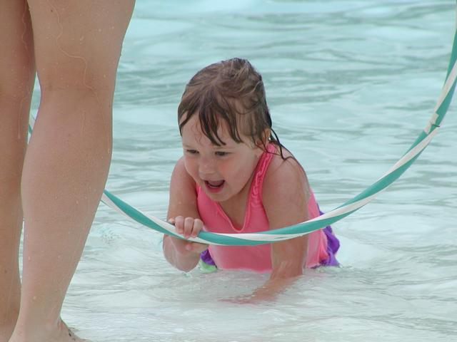 camera/2001/06(June)/06_07_Swimming_lessons/640x480_P6070078.JPG