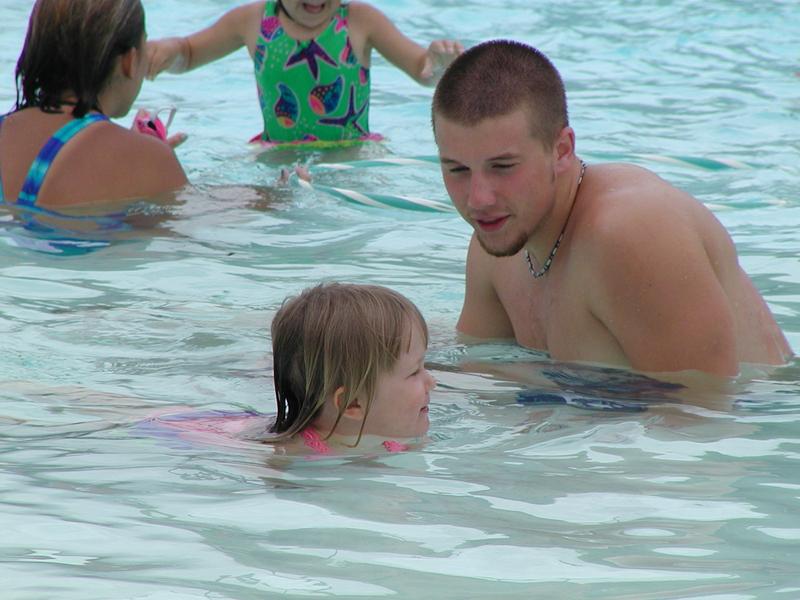 camera/2001/06(June)/06_07_Swimming_lessons/800x600_P6070071.JPG